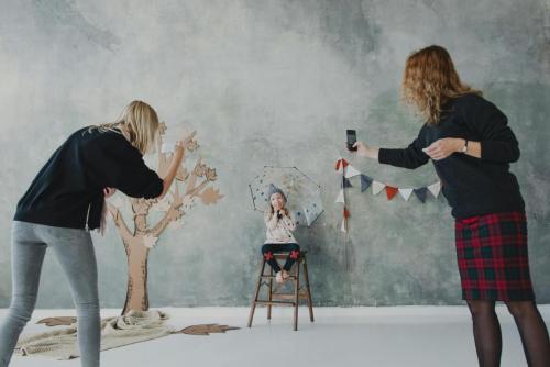 profesionalni fotografi slikaju dijete u studiju