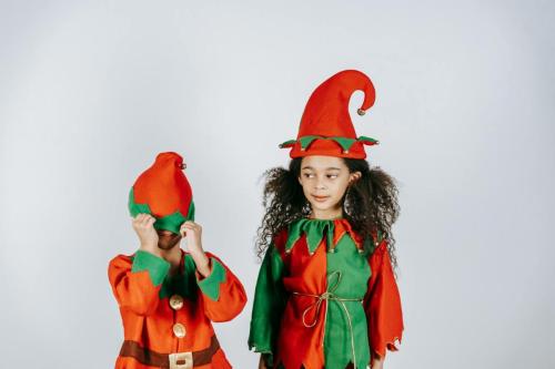 studio fotografija, djevojčica i dječak obučeni u vilenjake stoje jedan pokraj drugoga