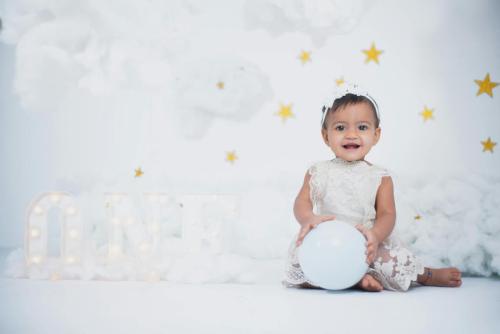 studio fotografija, djevojčica u bijeloj haljinici, balon, zlatne zvjezdice